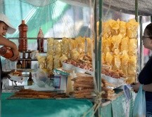 Se tiene la idea errónea de que dejando de comer se baja de peso, cuando realmente lo que se logra es aumentar el apetito y la ansiedad, y entonces se termina comiendo alimentos con alto contenido calórico. EL INFORMADOR / ARCHIVO