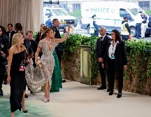 En ambas estrellas los diseñadores invirtieron muchas horas para presentar un look que busca la inspiración de los cuentos de hadas en tiempos contemporáneos, Schiaparelli hizo que el vestido de López luciera casi como una segunda piel y, en el caso de Zendaya, Margiela su diseñadora busco asemejar los tonos de un pavo real con  los  tonos azules y verdes acompañados de un maquillaje dramático y gótico. EFE/Justin L