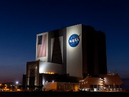 La NASA contrató hace una década a Boeing y a SpaceX para llevar y traer a astronautas hacia y desde la estación espacial. EFE