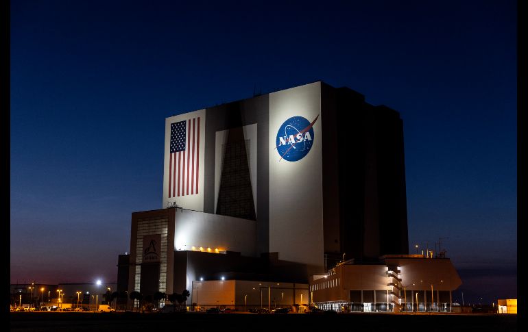 La NASA contrató hace una década a Boeing y a SpaceX para llevar y traer a astronautas hacia y desde la estación espacial. EFE