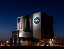 La NASA contrató hace una década a Boeing y a SpaceX para llevar y traer a astronautas hacia y desde la estación espacial. EFE