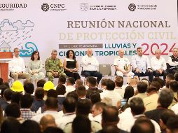 La coordinadora nacional de Protección Civil, Laura Velázquez, habla durante la Reunión Nacional de Protección Civil este lunes en donde se informó que hasta 41 ciclones con nombre se formarán en el oceano Atlántico y el Pacífico en la temporada 2024. EFE/M. Fong