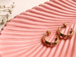 Un par de aretes suelen ser un gran auxiliar en la búsqueda por resaltar la belleza natural de la persona que los porta. Unsplash