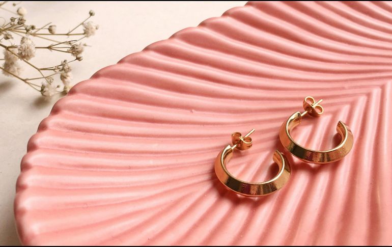 Un par de aretes suelen ser un gran auxiliar en la búsqueda por resaltar la belleza natural de la persona que los porta. Unsplash