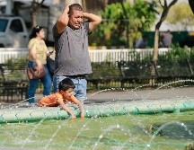 Los tapatíos se refrescan en medio de la ola de calor que azota la ciudad. EL INFORMADOR/ ARCHIVO