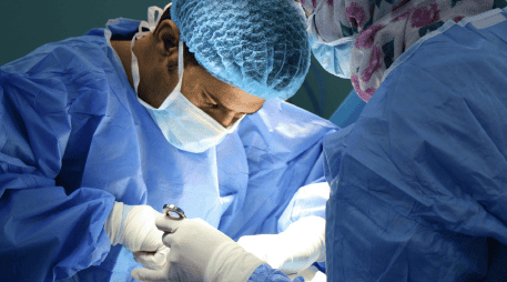 En el caso de los Estados Unidos por ejemplo, los cirujanos suelen hacer tres tipos de operaciones. UNSPLASH / J. AHMED