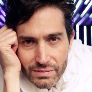 ¡Manda una serenata personal a mamá, cantada por Benny Ibarra!