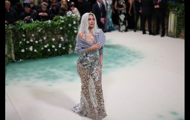 Kim Kardashian se robó todas las miradas con este ajustado vestido que acentuaba su mini cintura. EFE/ Justin Lane