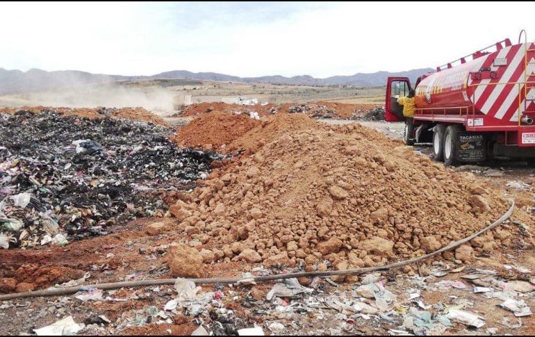 Las labores de extinción se dieron  gracias al duro trabajo entre 22 bomberos. ESPECIAL.