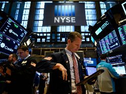 Wall Street continúa atento a los próximos movimientos de la Fed, después de que su presidente, Jerome Powell, descartara la semana pasada una subida de tipos de interés a corto plazo. AFP / ARCHIVO
