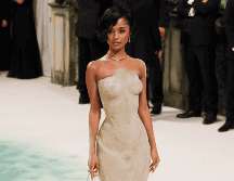 Tyla asistió a la Met Gala con un vestido strapless con cola de sirena en color arena brillante. EFE/ Justin Lane