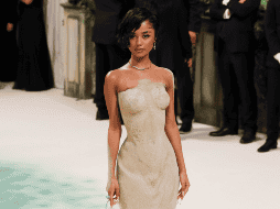 Tyla asistió a la Met Gala con un vestido strapless con cola de sirena en color arena brillante. EFE/ Justin Lane