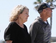 En esta imagen tomada de un video, la australiana Debra Robinson junto a su esposo Martin, ofrecen una conferencia de prensa en la playa en en San Diego, Estados Unidos, el martes 7 de mayo de 2024, tras el asesinato en México de sus hijos y de un amigo estadounidense en un viaje para hacer surf. Canal 9/POOL vía AP