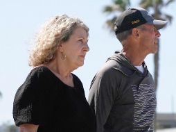 En esta imagen tomada de un video, la australiana Debra Robinson junto a su esposo Martin, ofrecen una conferencia de prensa en la playa en en San Diego, Estados Unidos, el martes 7 de mayo de 2024, tras el asesinato en México de sus hijos y de un amigo estadounidense en un viaje para hacer surf. Canal 9/POOL vía AP