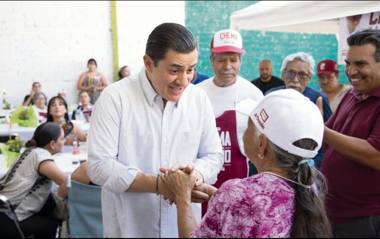 Chema Martínez aprovechó para celebrar a las madres tapatías. ESPECIAL