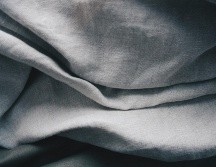 Los investigadores descubrieron que al mantener la tela quieta el sonido se refleja, al igual que un espejo con la luz. UNSPLASH / T. NGUYEN