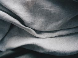 Los investigadores descubrieron que al mantener la tela quieta el sonido se refleja, al igual que un espejo con la luz. UNSPLASH / T. NGUYEN