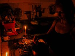 Expertos señalan que el apagón fue producto de las altas temperaturas que hicieron en diversas entidades que la población activara ventiladores y aires acondicionados lo que incrementó la demanda de energía eléctrica. EFE / ARCHIVO
