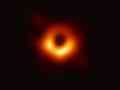 Imagen de un anillo con una mitad más luminosa que la otra que corresponde al agujero negro supermasivo ubicado en el centro de la galaxia M87, a 53,3 millones de años luz de la Tierra, facilitada por el Telescopio del Horizonte de Sucesos (EHT). EFE/ Event Horizon Telescope Collaboration.