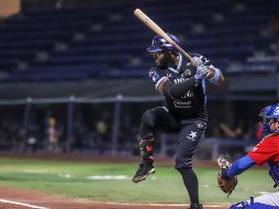 Dwight Smith Jr. sacó se voló la cerca en la quinta entrada para iniciar la remontada de los Charros. CORTESÍA/Charros de Jalisco