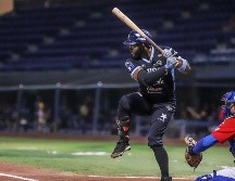 Dwight Smith Jr. sacó se voló la cerca en la quinta entrada para iniciar la remontada de los Charros. CORTESÍA/Charros de Jalisco
