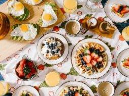 Consiente a mamá en su día con un desayuno que incluya todos sus platos favoritos. Unsplash