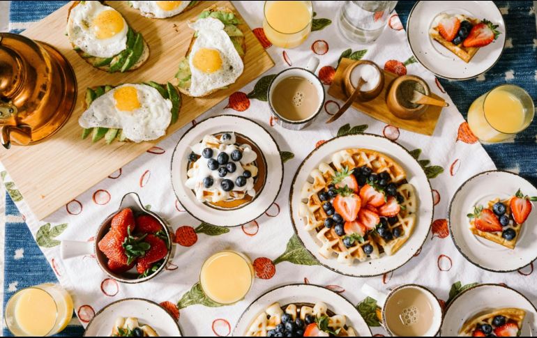 Consiente a mamá en su día con un desayuno que incluya todos sus platos favoritos. Unsplash