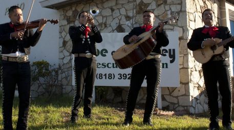 El número de músicos y el tiempo de su música influye en el precio de las serenatas con mariachi. EFE/Archivo