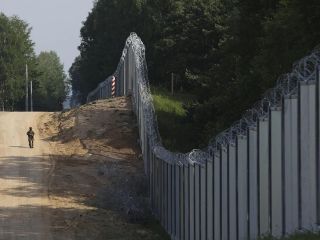 El ministro de defensa de Polonia Se pronunció a favor de construir una franja de búnkers, trincheras y hoyos a lo largo de esa frontera. AP / ARCHIVO
