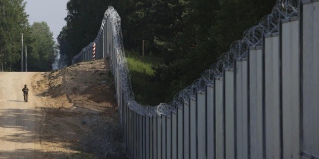 Migracja: Polska wzmacnia bariery graniczne z Białorusią i Rosją