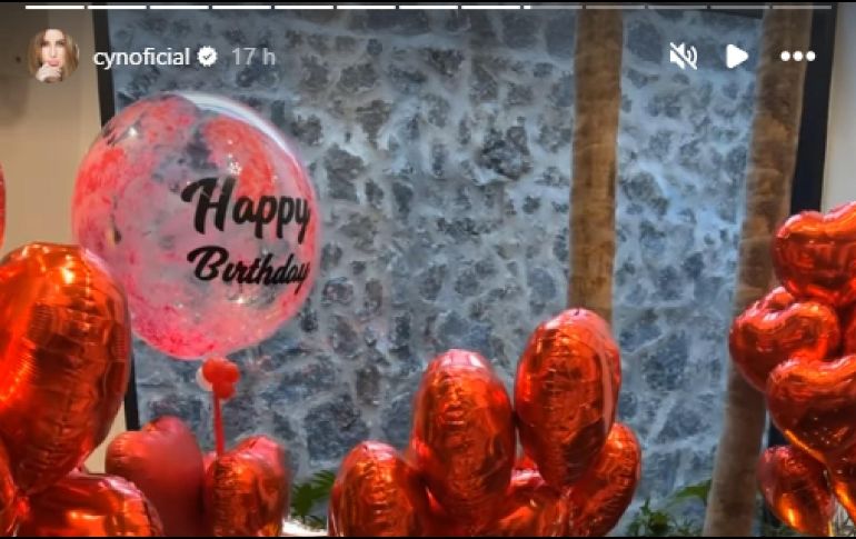 Le festejaron entre globos y flores que le pusieron un toque color rojo a la fiesta. ESPECIAL / IG / CYNOFICIAL