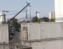 El tren que pasa sobre las vías de la calle Inglaterra derribó 6 postes a su paso por el cruce de la calle Quetzal, en la colonia Moderna de Guadalajara. 