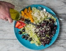 De acuerdo con estudios científicos, reemplazar una cucharadita de margarina o mayonesa con aceite de oliva tiene beneficios significativos para la salud cerebral a largo plazo. UNSPLASH/ Jessica Lewis thepaintedsquare