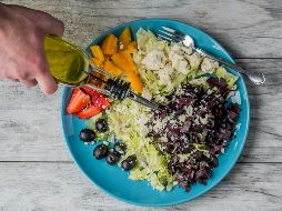 De acuerdo con estudios científicos, reemplazar una cucharadita de margarina o mayonesa con aceite de oliva tiene beneficios significativos para la salud cerebral a largo plazo. UNSPLASH/ Jessica Lewis thepaintedsquare