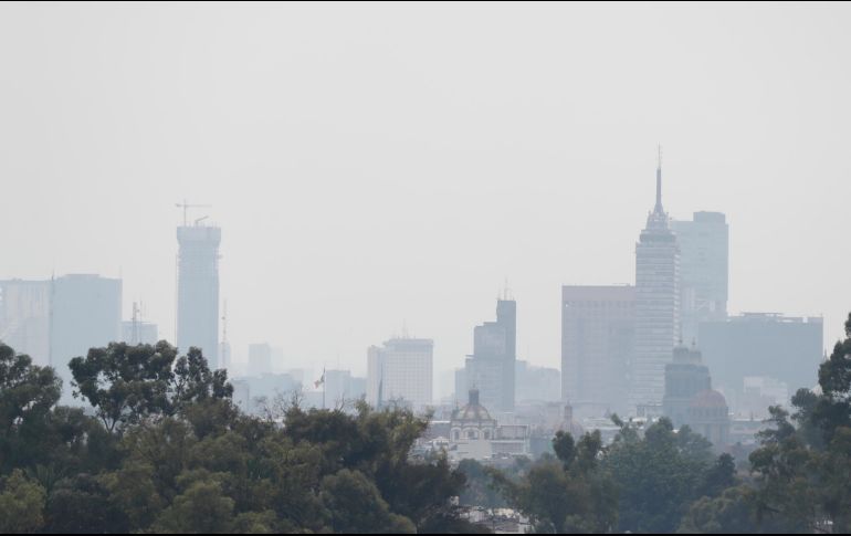 Imagen tomada la tarde de ayer que muestra la contaminación sobre la Ciudad de México. EFE/M. Guzmán