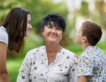 Es un fácil hacer feliz a mamá, solo debes prestarle atención para descubrir lo que le gusta y lo que no, muchas veces el dinero no es necesario. UNSPLASH/Some Tale