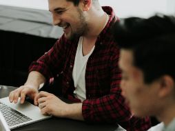 Buscar oportunidades de crecimiento y desarrollo puede hacer que nuestra relación con el trabajo sea más fructífera. ESPECIAL/ Foto de Priscilla Du Preez 🇨🇦 en Unsplash