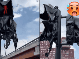 El semáforo sí está derretido, es decir, es una imagen real. ESPECIAL.