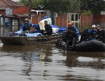 Integrantes del Ejercito brasileño y equipos de la Fuerza Nacional del Sistema Único de Salud navegan con equipos hospitalarios y medicamentos rescatados de un hospital afectado por las inundaciones. Xinhua/Lucio Tavora