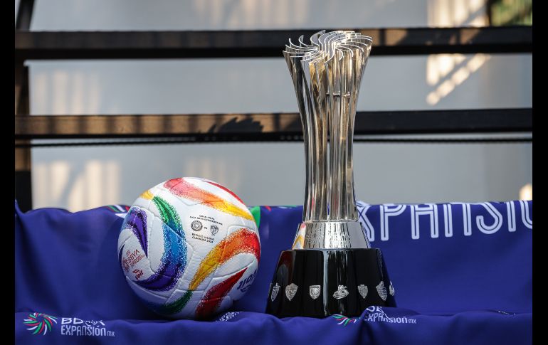 Dicho premio que tiene un peso cerca de los siete kilos 800 gramos será entregado en el Estadio Jalisco cuando se dispute el partido de Vuelta. EL INFORMADOR / H. Figueroa