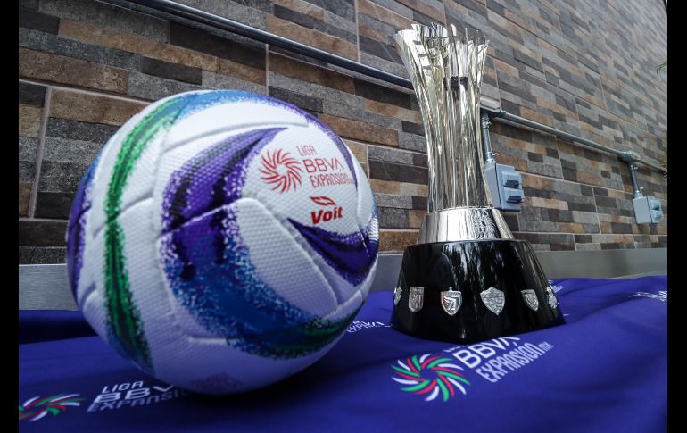 Dicho premio que tiene un peso cerca de los siete kilos 800 gramos será entregado en el Estadio Jalisco cuando se dispute el partido de Vuelta. EL INFORMADOR / H. Figueroa