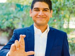 Óscar Santos hizo una seña en la que mostró su apoyo al proyecto que impulsan Xóchitl Gálvez para la Presidencia de la República y Laura Haro para la gubernatura de Jalisco. EL INFORMADOR/ A. Navarro