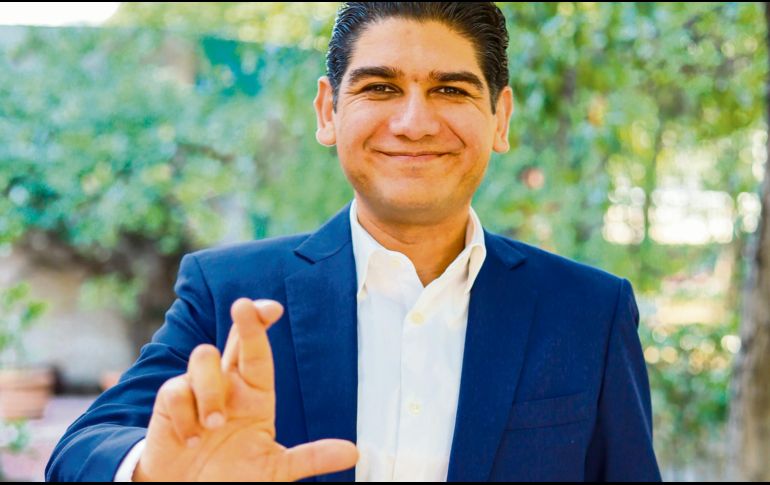 Óscar Santos hizo una seña en la que mostró su apoyo al proyecto que impulsan Xóchitl Gálvez para la Presidencia de la República y Laura Haro para la gubernatura de Jalisco. EL INFORMADOR/ A. Navarro
