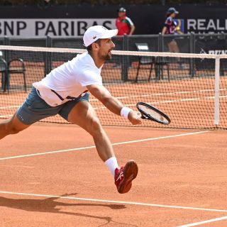 Djokovic reaparece con protección especial tras haber recibido botellazo