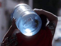 La demanda de agua purificada creció un 100 por ciento en diversos sectores de la ciudad, lo que aparentemente generó estragos para las embotelladoras. EL INFORMADOR/ARCHIVO