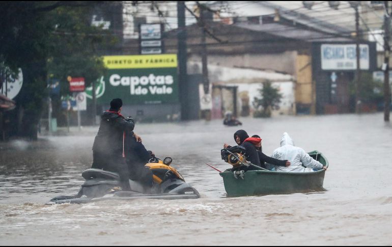 Miembros de la Policía realizan un operativo en las calles inundadas este sábado, en la región del centro de Porto Alegre. EFE/Sebastião Moreira