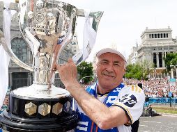 Los jugadores del Real Madrid y el cuerpo técnico encabezado por Carlo Ancelotti celebran con su afición. ESPECIAL / X / REAL MADRID