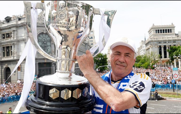 Los jugadores del Real Madrid y el cuerpo técnico encabezado por Carlo Ancelotti celebran con su afición. ESPECIAL / X / REAL MADRID