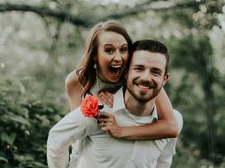 El amor se manifiesta de diversas formas en las relaciones de pareja, reflejando la complejidad y diversidad del ser humano. Unsplash