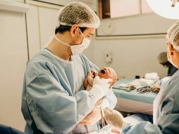 Esta enfermedad puede ser diagnosticada mediante una exhaustiva evaluación de los recién nacidos. Unsplash